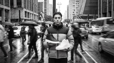 Hombre sosteniendo tenis ALTEVØ en la ciudad